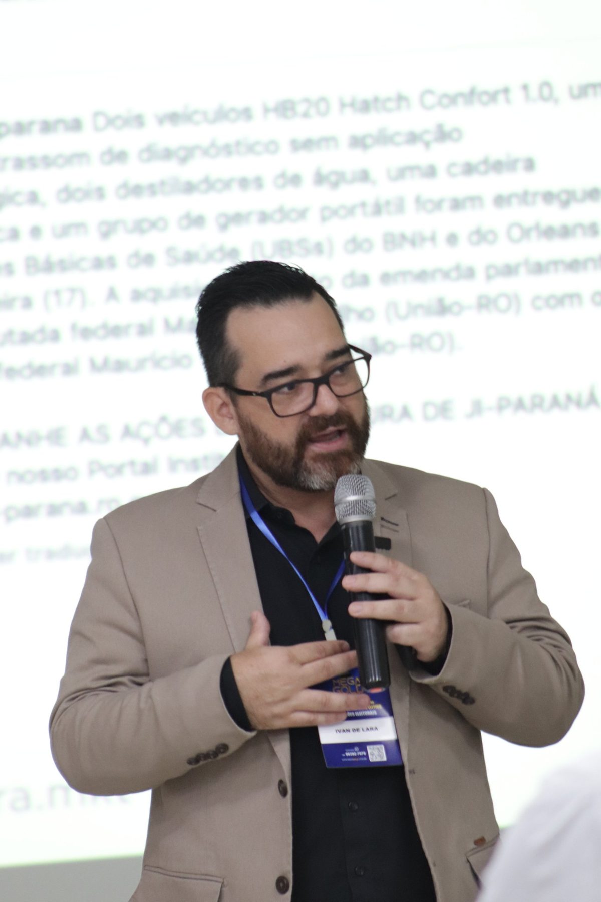 Retrato de Ivan Lara com microfone
