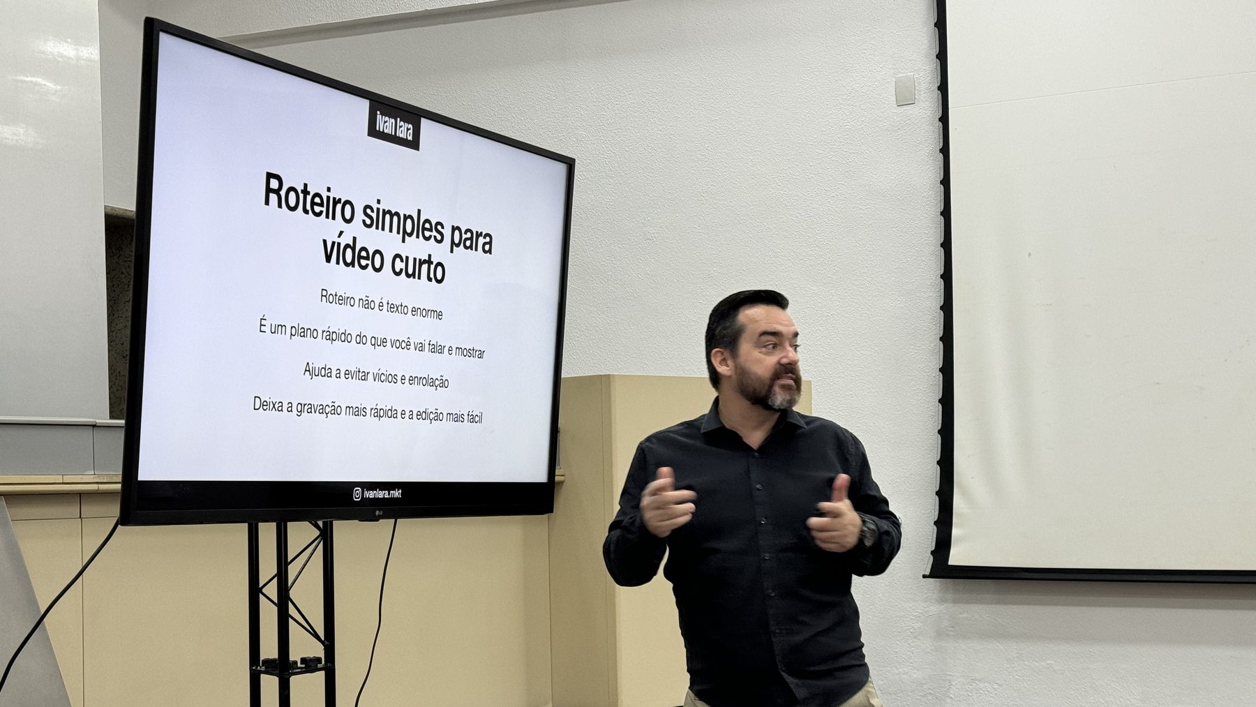 Ivan Lara ministrando curso de roteiro para vídeo curto