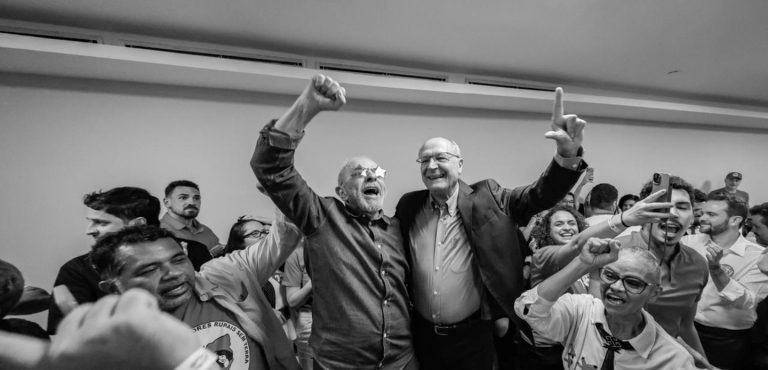 Lula comemora a reeleição ao lado de Geraldo Alckmin em São Paulo, na noite de 25 de outubro de 2026