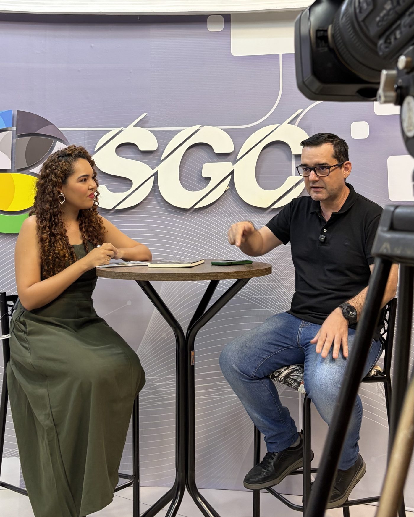 Ivan Lara em entrevista no estúdio do programa Fala Ariquemes