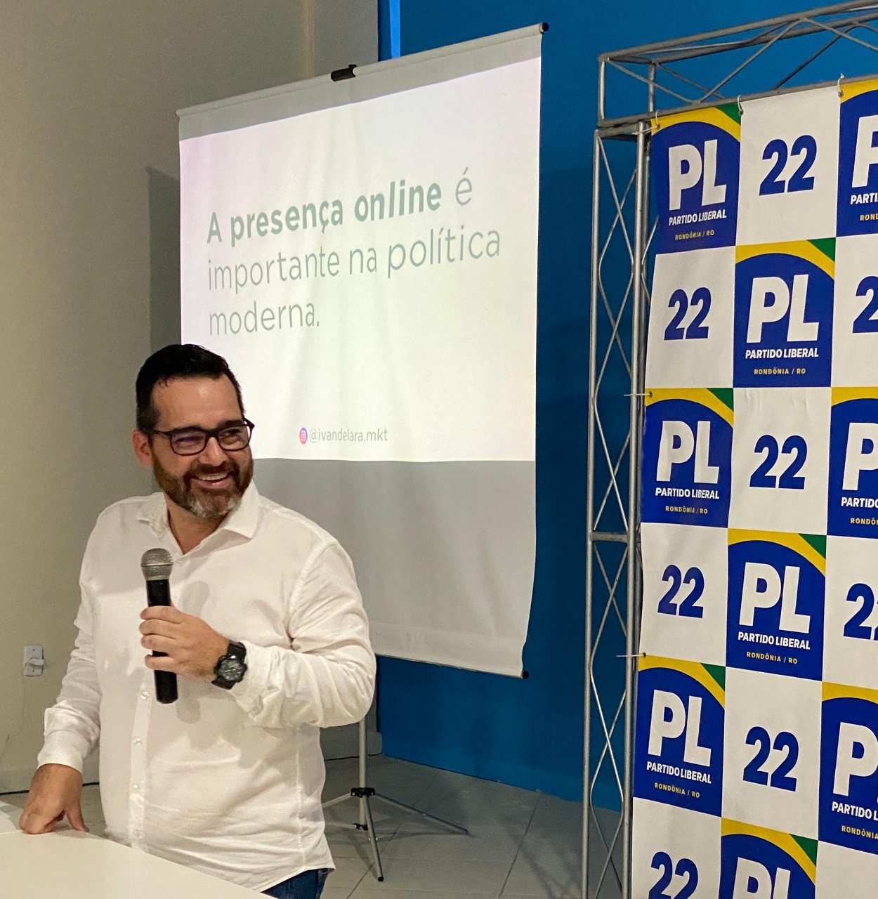 Ivan Lara em palestra sobre presença online na política